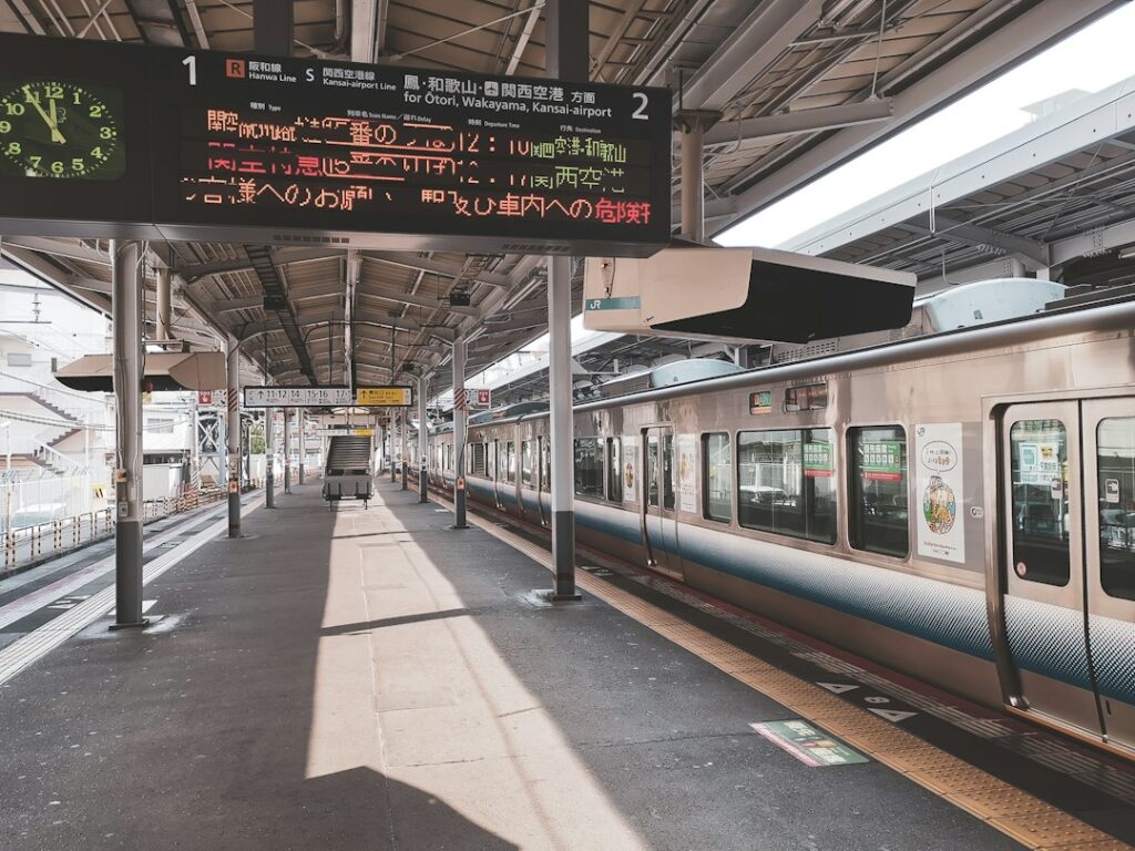 関西のICOCA電車ポイ活特集イメージ：鉄道駅のホーム